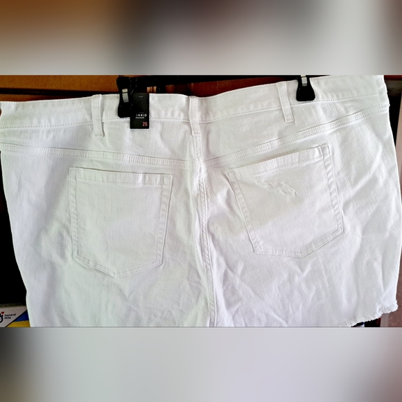 Ladies Torrid Shorts  Size 26 Feel The Fit High Rise Distressed Denim White NWT - Picture 2 of 5
